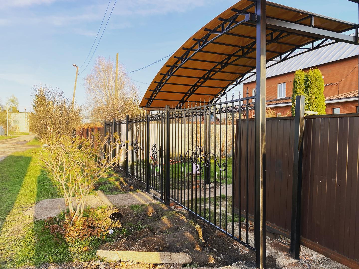 Как выбрать автонавес для семейной парковки в Щёлково, если один автомобиль выше и шире другого