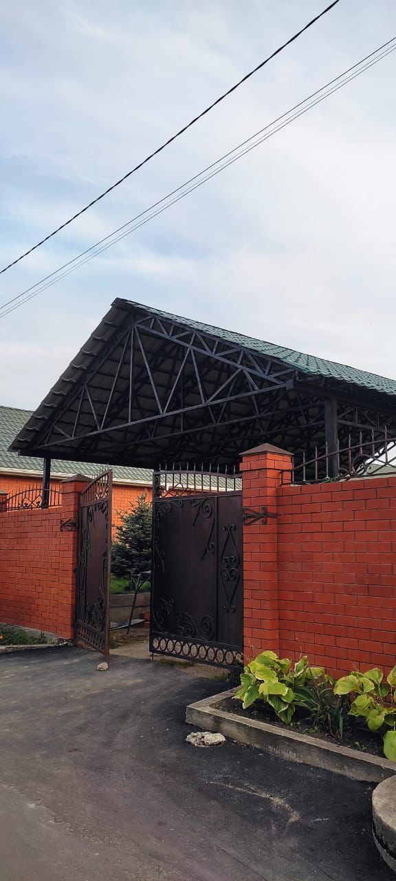 Металлический навес с жёсткой кровлей