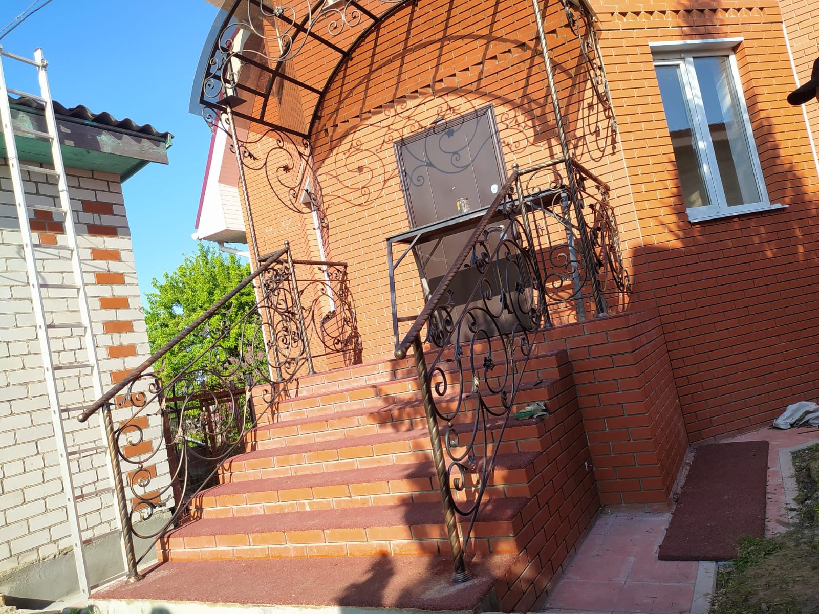 Как выбрать покрытие для уличной лестницы в Щёлково, чтобы ступени не стирались от песка, влаги и реагентов